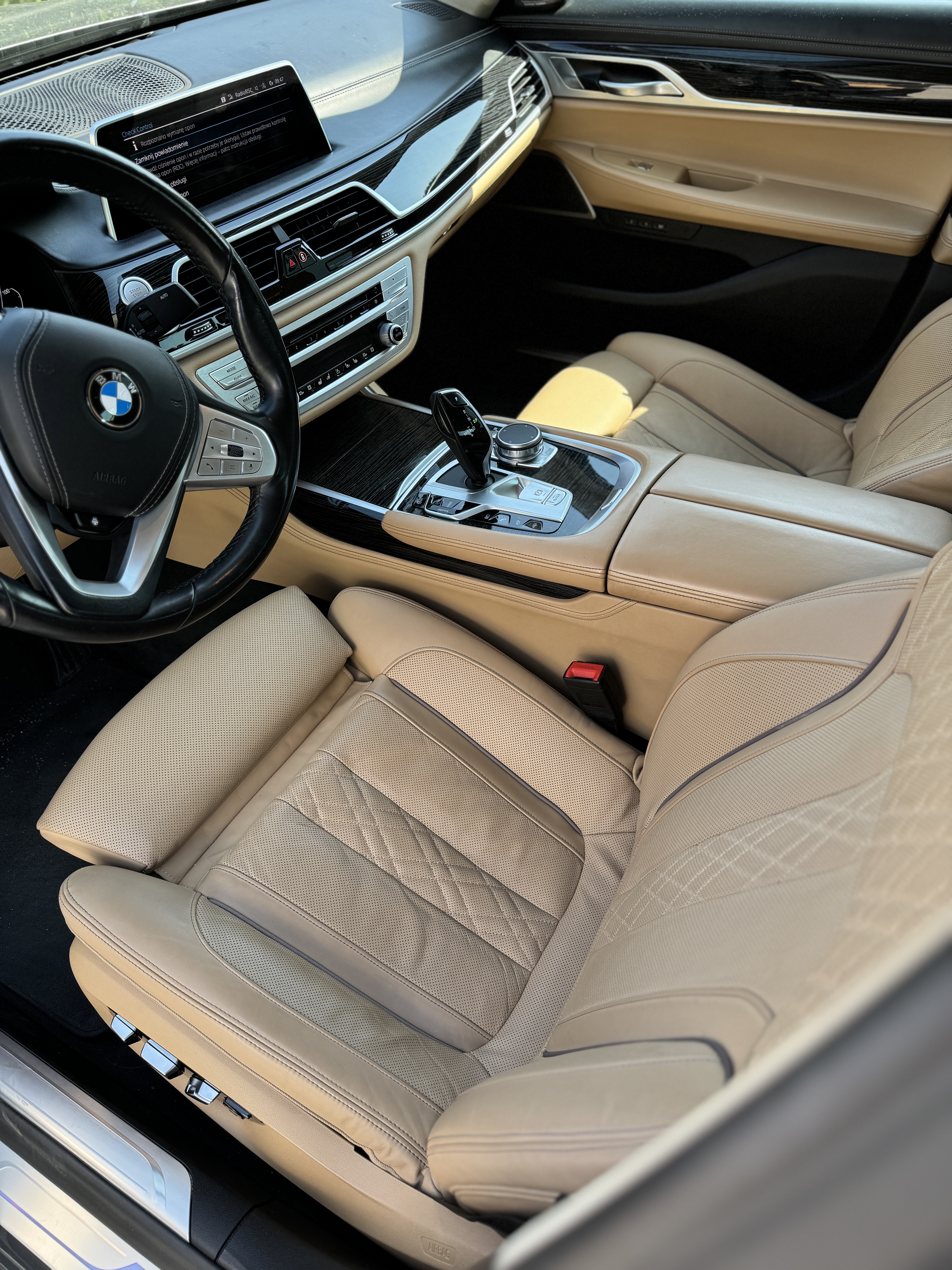 BMW 745e 2019 – Luksusowa hybryda plug-in — zdjęcie opisu
