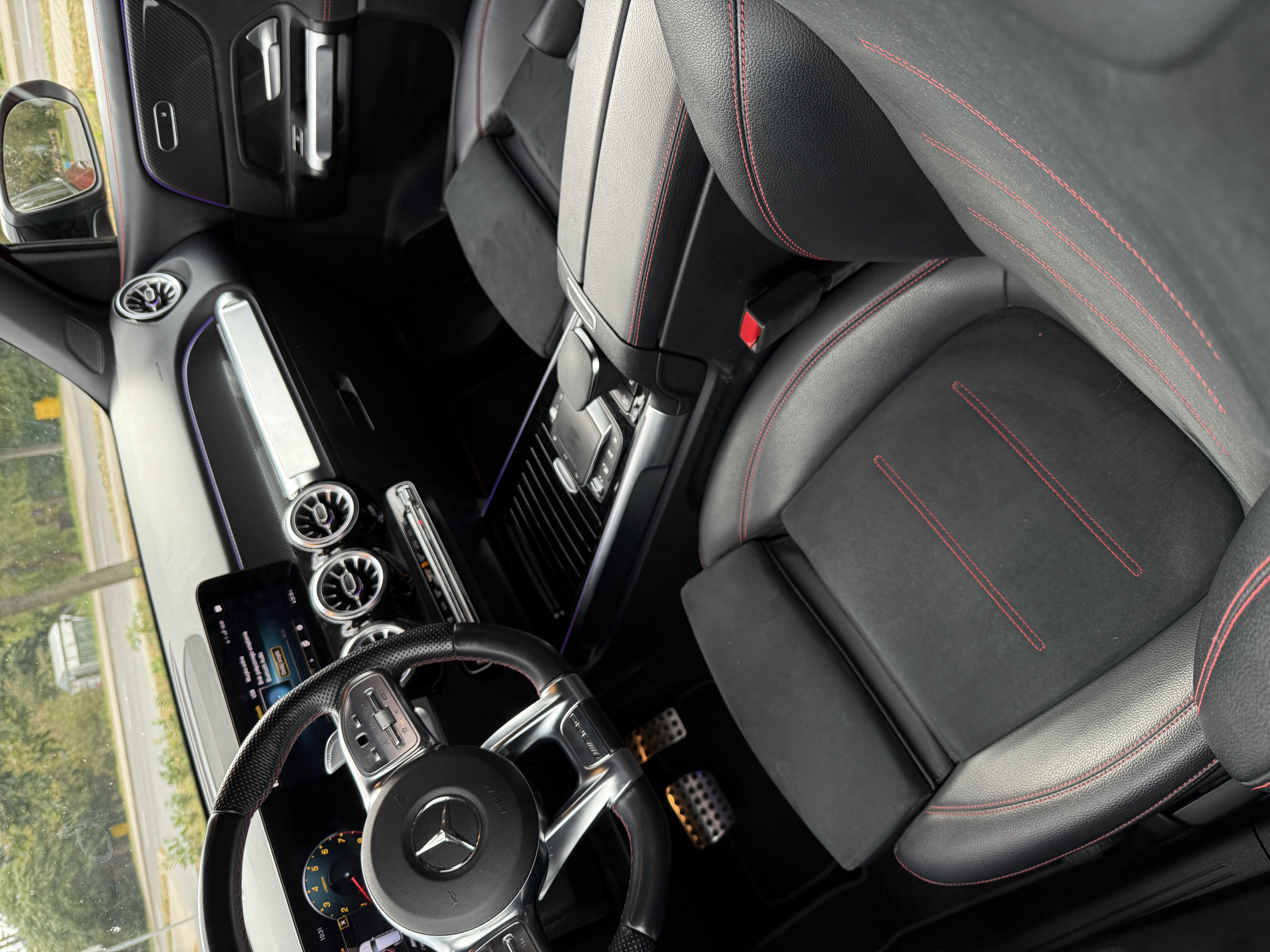 Mercedes-AMG GLB35 2021 – 306 KM i praktyczne AMG — zdjęcie opisu