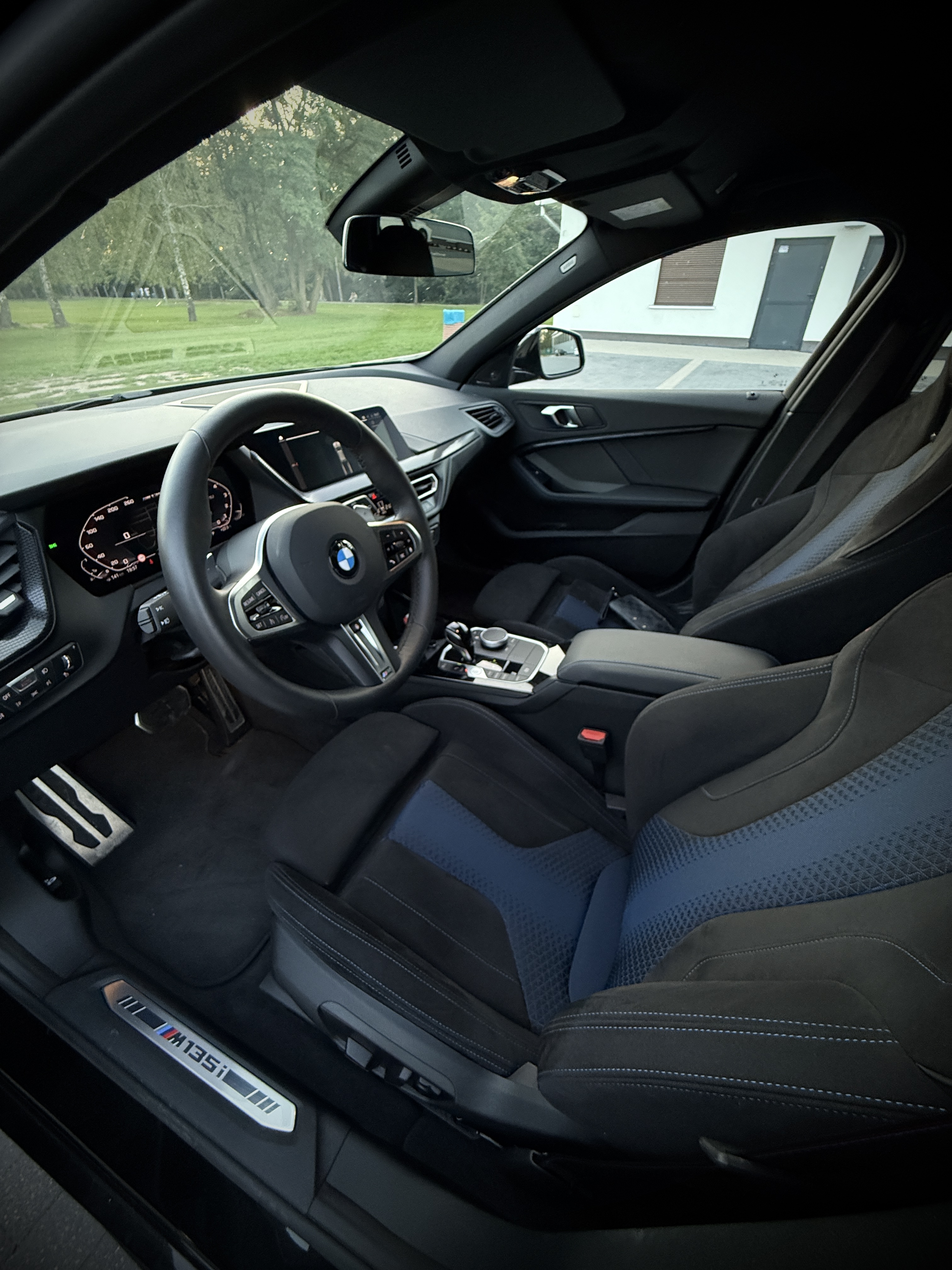 BMW M135i xDrive 2024 – Hot hatch 306 KM — kluczowe cechy