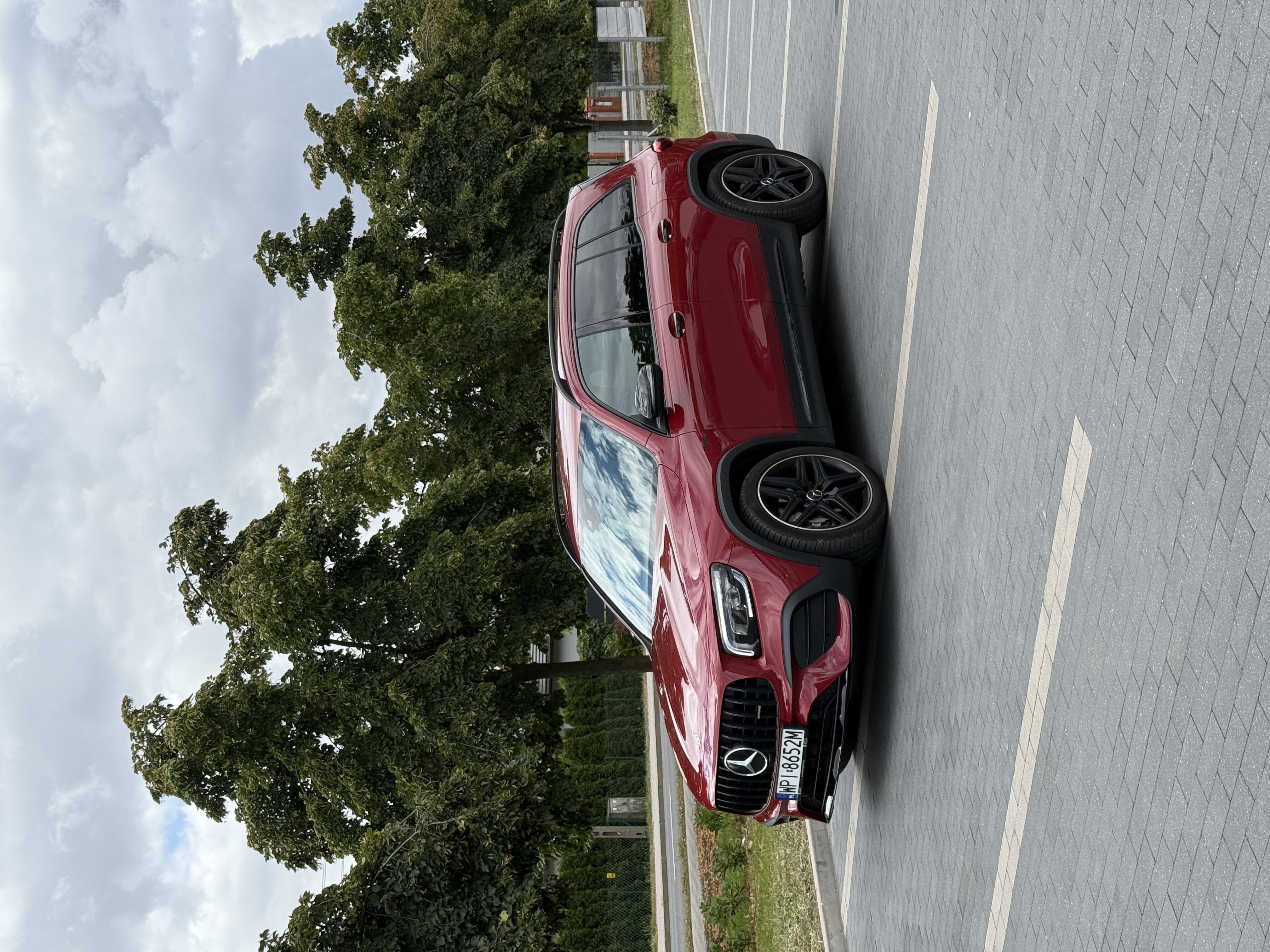 Mercedes-AMG GLB35 2021 – 306 KM i praktyczne AMG — kluczowe cechy
